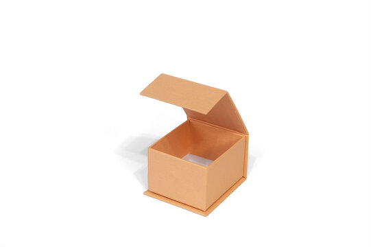 Caixa quadrada laranja aberta com tampa erguida mostrando interior vazio e forro branco, textura sutil em papel&atilde;o. Isolada em fundo transparente com sombra conservada para mockups de embalagens