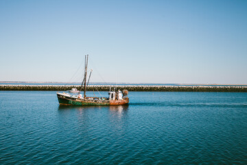 Obraz premium Fishing boat entering harbor