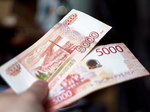 Cash Transaction Featuring Russian 5000 Ruble Banknotes