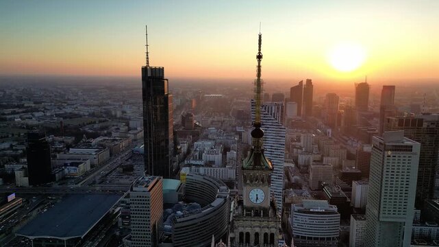 Warszawa - Polska - niesamowita panorama miasta podczas zachodu słońca, drapacze chmur, zach&oacute;d słońca, ulice miasta, wierzowce nagrane dronem, kinowe ujęcia, dobra jakość