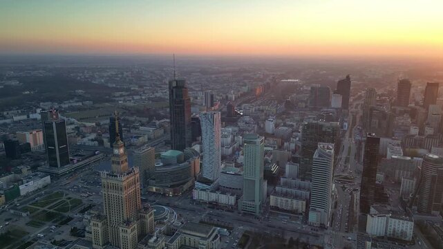 Warszawa - Polska - niesamowita panorama miasta podczas zachodu słońca, drapacze chmur, zach&oacute;d słońca, ulice miasta, wierzowce nagrane dronem, kinowe ujęcia, dobra jakość