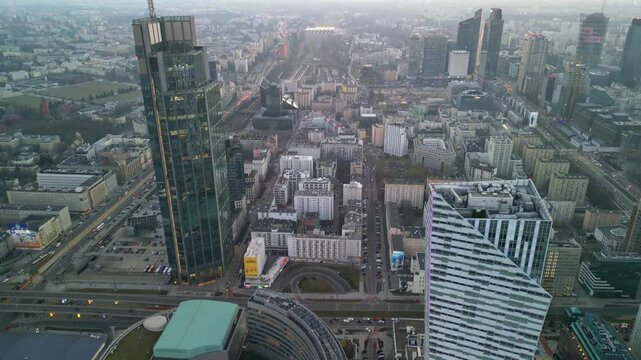 Warszawa - Polska - niesamowita panorama miasta podczas zachodu słońca, drapacze chmur, zach&oacute;d słońca, ulice miasta, wierzowce nagrane dronem, kinowe ujęcia, dobra jakość