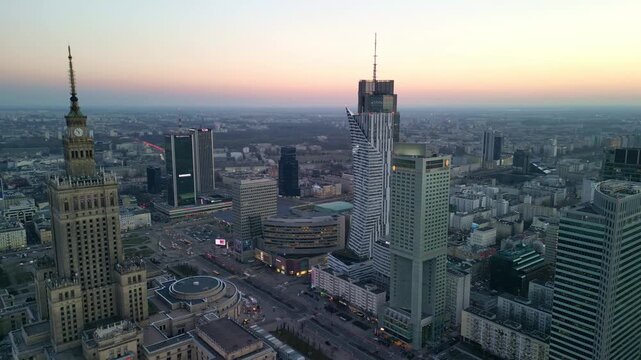 Warszawa - Polska - niesamowita panorama miasta podczas zachodu słońca, drapacze chmur, zach&oacute;d słońca, ulice miasta, wierzowce nagrane dronem, kinowe ujęcia, dobra jakość