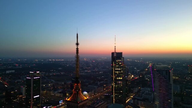 Warszawa - Polska - niesamowita panorama miasta podczas zachodu słońca, drapacze chmur, zach&oacute;d słońca, ulice miasta, wierzowce nagrane dronem, kinowe ujęcia, dobra jakość