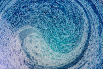 Texture astratta di emulsione di acqua , olio e detergente con colorante all'anilina e aggiunta di solvente © ematon