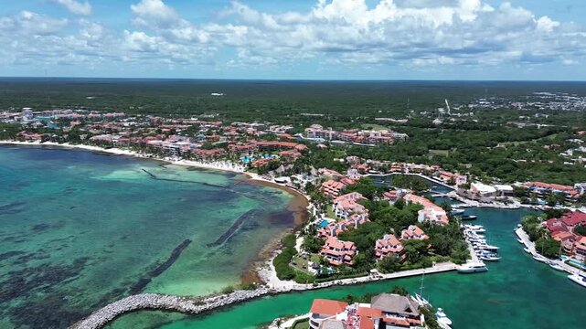 Vista a&eacute;rea de puerto en el Caribe con yates y casas de lujo junto a la marina