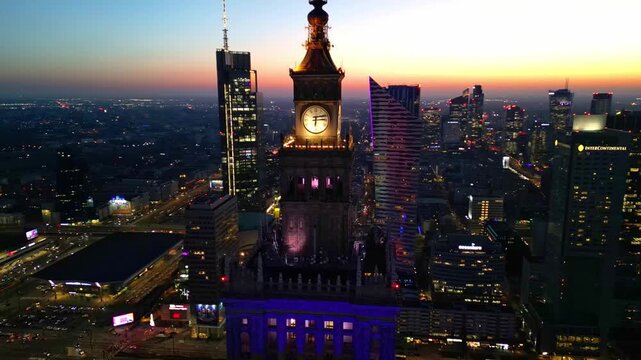 Warszawa - Polska - niesamowita panorama miasta podczas zachodu słońca, drapacze chmur, zach&oacute;d słońca, ulice miasta, wierzowce nagrane dronem, kinowe ujęcia, dobra jakość
