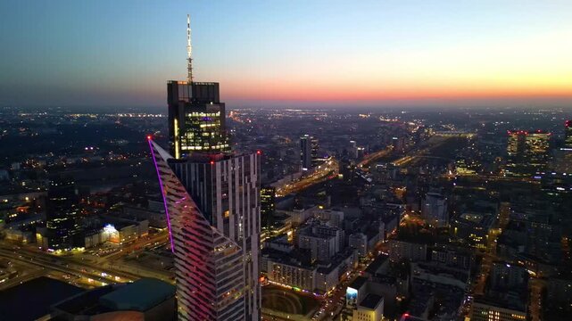 Warszawa - Polska - niesamowita panorama miasta podczas zachodu słońca, drapacze chmur, zach&oacute;d słońca, ulice miasta, wierzowce nagrane dronem, kinowe ujęcia, dobra jakość
