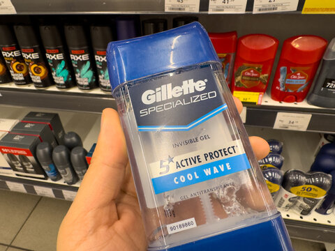 BELO HORIZONTE, MG, BRAZIL, MARCH 31, 2026. A person's hand holds a clear blue Gillette Specialized Cool Wave invisible gel deodorant, prominently displayed against a blurred supermarket background.