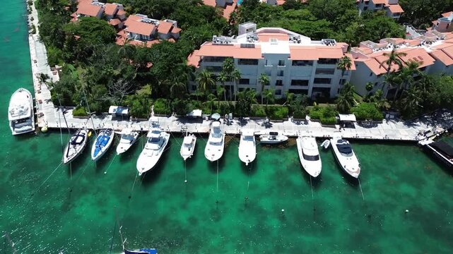 Vista a&eacute;rea de puerto en el Caribe con yates y casas de lujo junto a la marina