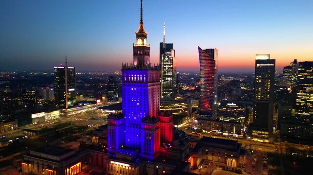 Warszawa - Polska - niesamowita panorama miasta podczas zachodu słońca, drapacze chmur, zach&oacute;d słońca, ulice miasta, wierzowce nagrane dronem, kinowe ujęcia, dobra jakość