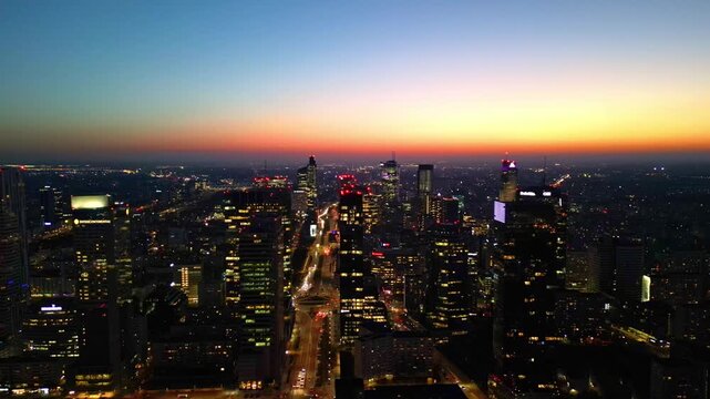 Warszawa - Polska - niesamowita panorama miasta podczas zachodu słońca, drapacze chmur, zach&oacute;d słońca, ulice miasta, wierzowce nagrane dronem, kinowe ujęcia, dobra jakość