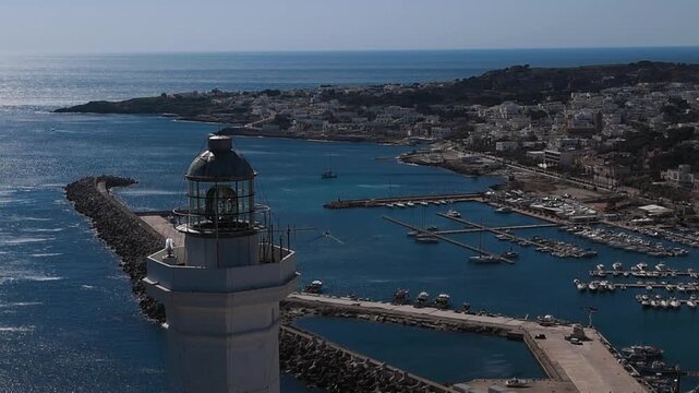 Santa Maria di Leuca. Faro. Porto con revealing back del faro.