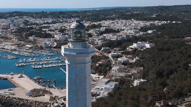 Santa Maria di Leuca. Faro. Orbita close up con vista Porto.