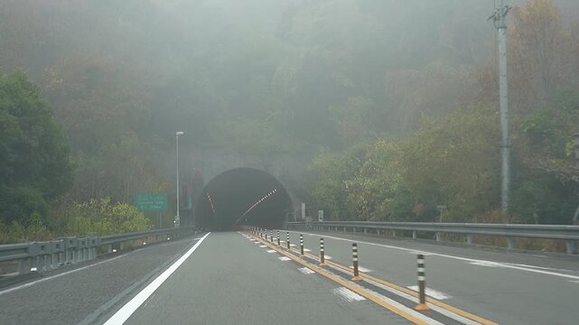 濃霧の高速道路 走行映像スローモーション