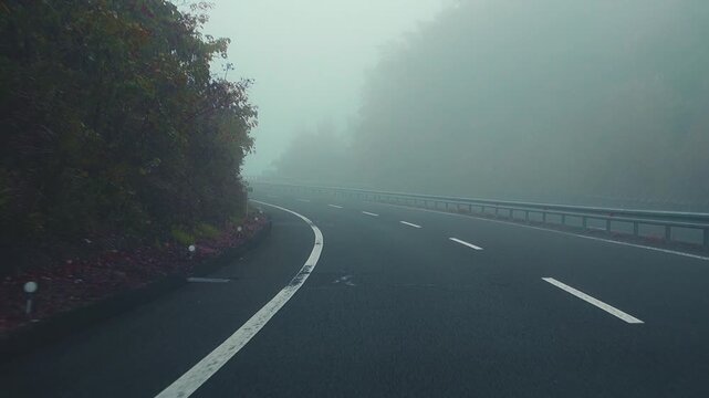 濃霧の高速道路 走行映像スローモーション