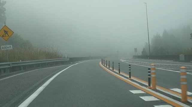 濃霧の高速道路 走行映像スローモーション