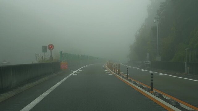 濃霧の高速道路 走行映像スローモーション