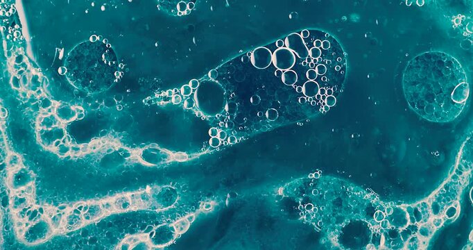  Animazione di emulsione di acqua , olio e detergente con colorante all'anilina e aggiunta di solvente