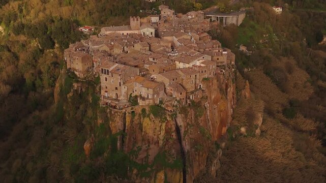 Calcata, Lazio. Flying back con revealing montagna.