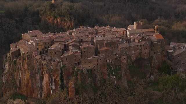 Calcata, Lazio. Orbita intorno al borgo.
