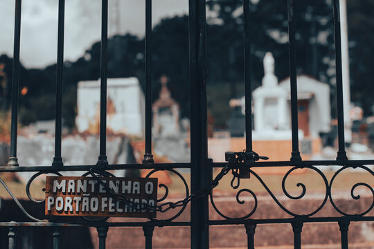 Port&atilde;o de Cemit&eacute;rio