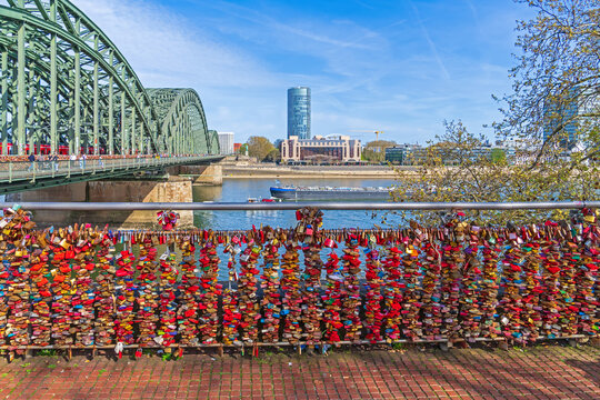 Blick von der Hohenzollernbr&uuml;ce auf das Deutzer Rheinufer in K&ouml;ln