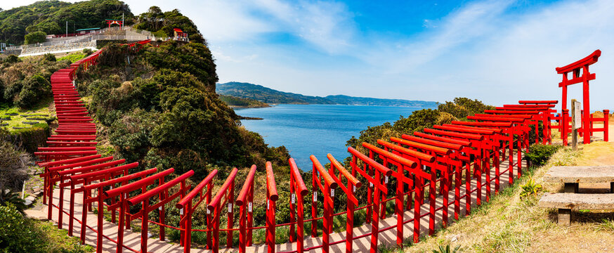 元乃隅神社_海岸沿の神社 岸壁の上に続く曲がりくねった参道には 123 基の朱色の鳥居が連なる
