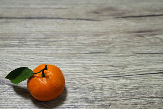 落ち着いた背景のフレッシュな葉付きみかん