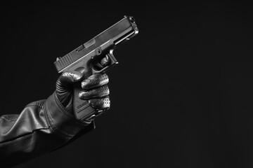Naklejka premium Male hand with gun on black background