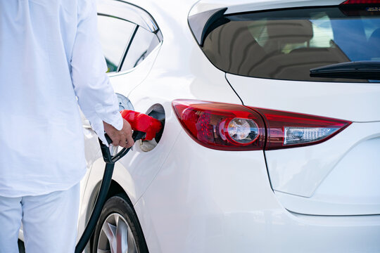 車に給油する男性　ガソリンスタンド