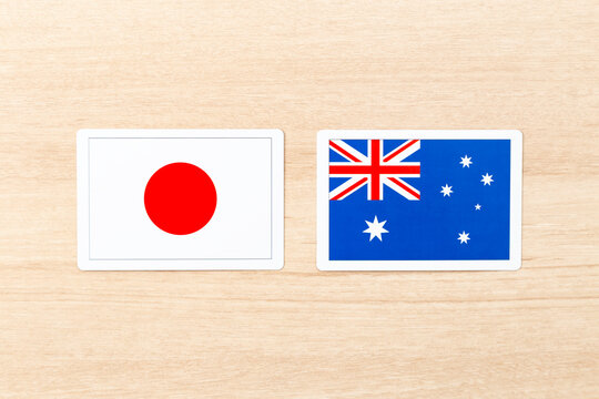 机に置かれた日本とオーストラリアの国旗