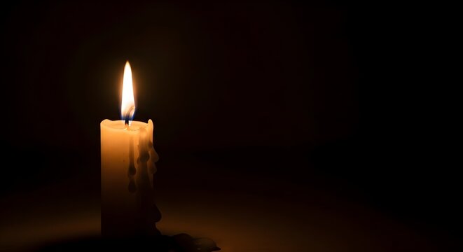 Lilin menyala dengan lelehan lilin yang tebal dan menetes di ruangan gelap yang sunyi dan hening.