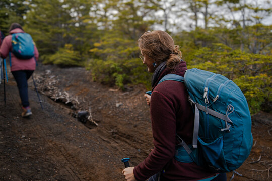 Una joven excursionista realizando una caminata junto a otros excursionistas durante el oto&ntilde;o.