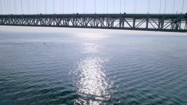 淡路島から明石海峡大橋を望む　ドローン空撮　橋とフェリー