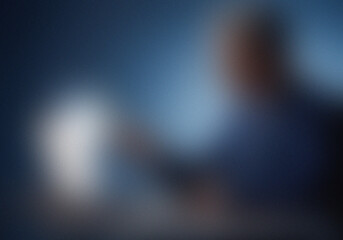 Obraz premium Mysterious blurry silhouette against a dimmed light source
