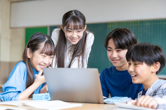 パソコンを囲む小学生