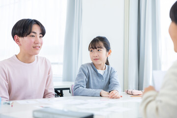 Fototapeta premium グループで英語の勉強をする小学生