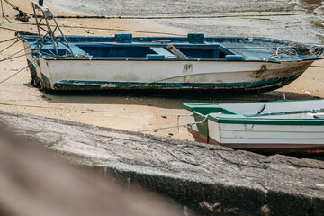 Obraz premium small wooden boats anchored on the shore of the beach