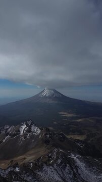 Volc&aacute;n Popocatepetl con fumarola