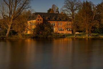 Obraz premium The beautiful castle in Reinbek, with great light and the beautiful lake in the foreground.