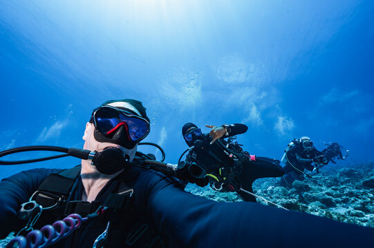 a group of divers in strong current in the Maldives