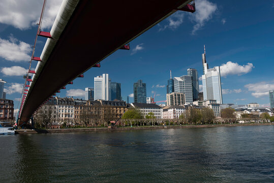 Blick auf die Skyline von Frankfurt am Main mit der Fu&szlig;g&auml;ngerbr&uuml;cke "Hollbeinsteg" im Vordergrund