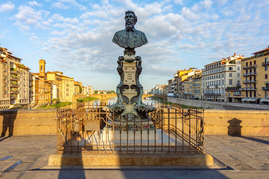 Statue of Benvenuto Cellini on Ponte Vecchio bridge, Florence, Italy