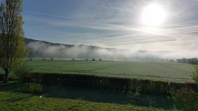 campagne Normande le matin sous la brume 