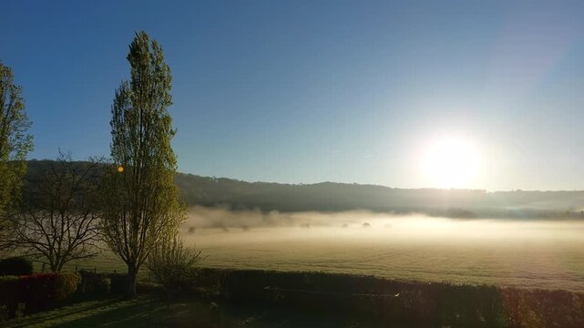 campagne Normande le matin sous la brume 