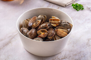 Steamed vongole clams with spices © Andrei Starostin