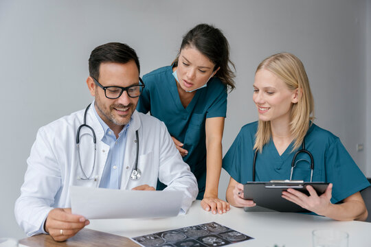 Medical team meeting and discussing test results in clinic