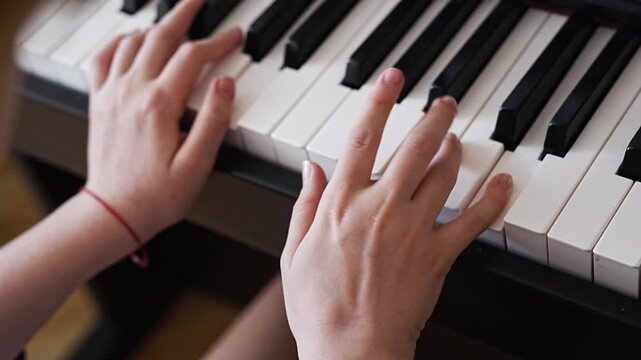 Learning to play the piano with simple hands-on practice