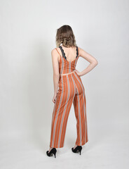 Fototapeta premium Selbstbewusste Frau im Business-Hosenanzug, elegante Silhouette mit betonter Taille und Hüfte, modernes Fashion- und Business-Porträt